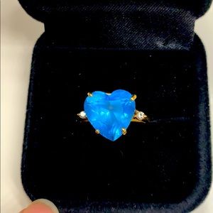 Blue Topaz solitaire 💙 heart & diamond accents.